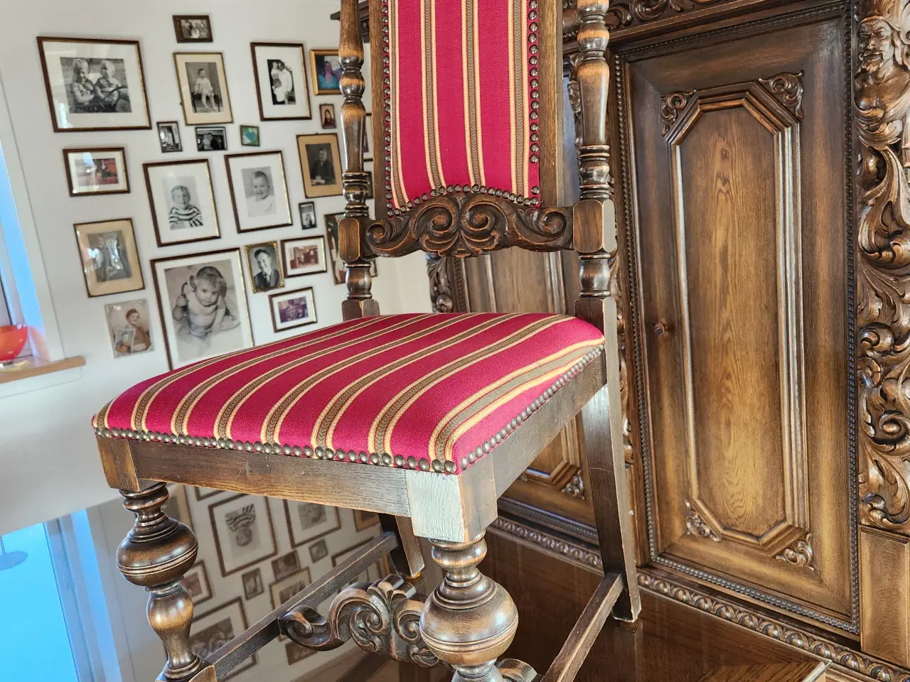 Billede 10 - Komplet spisestue i mørkbejdset eg.