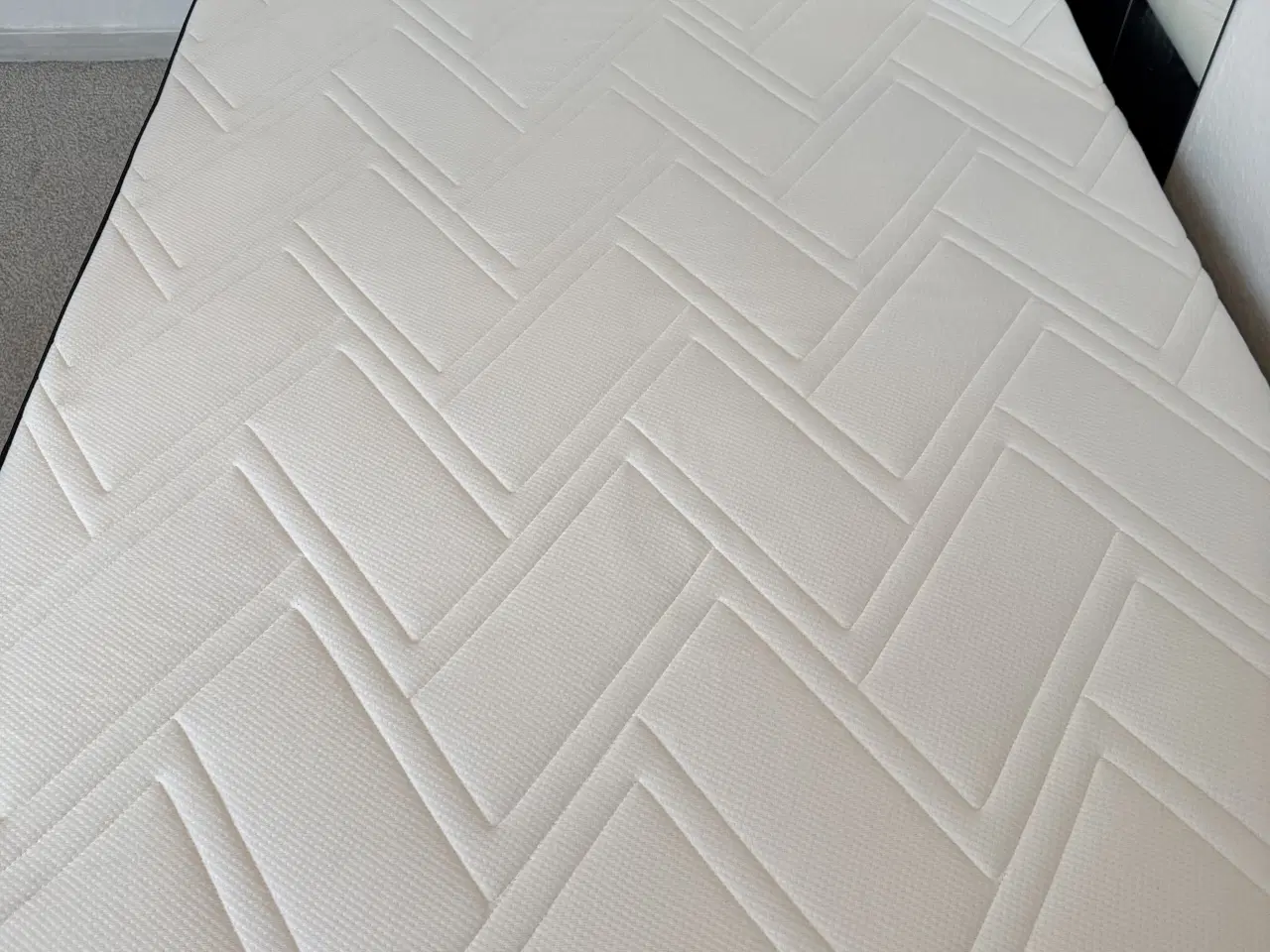 Billede 2 - DreamZone boksmadras på sorte træ-meder