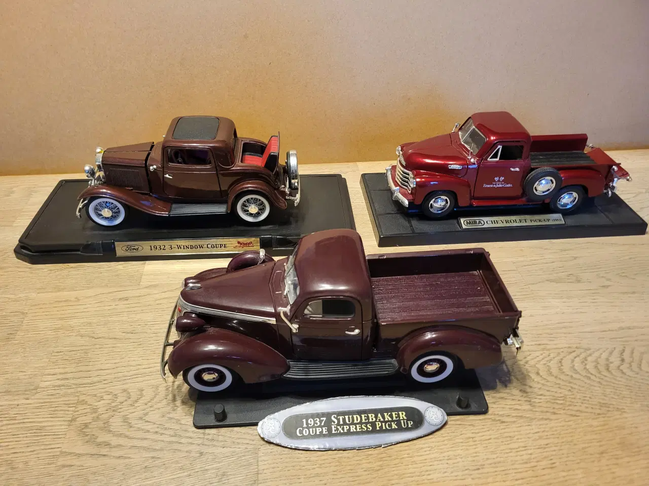 Billede 2 - Modelbiler 1:18 - 4 stk. Meget flotte 1000 kr.