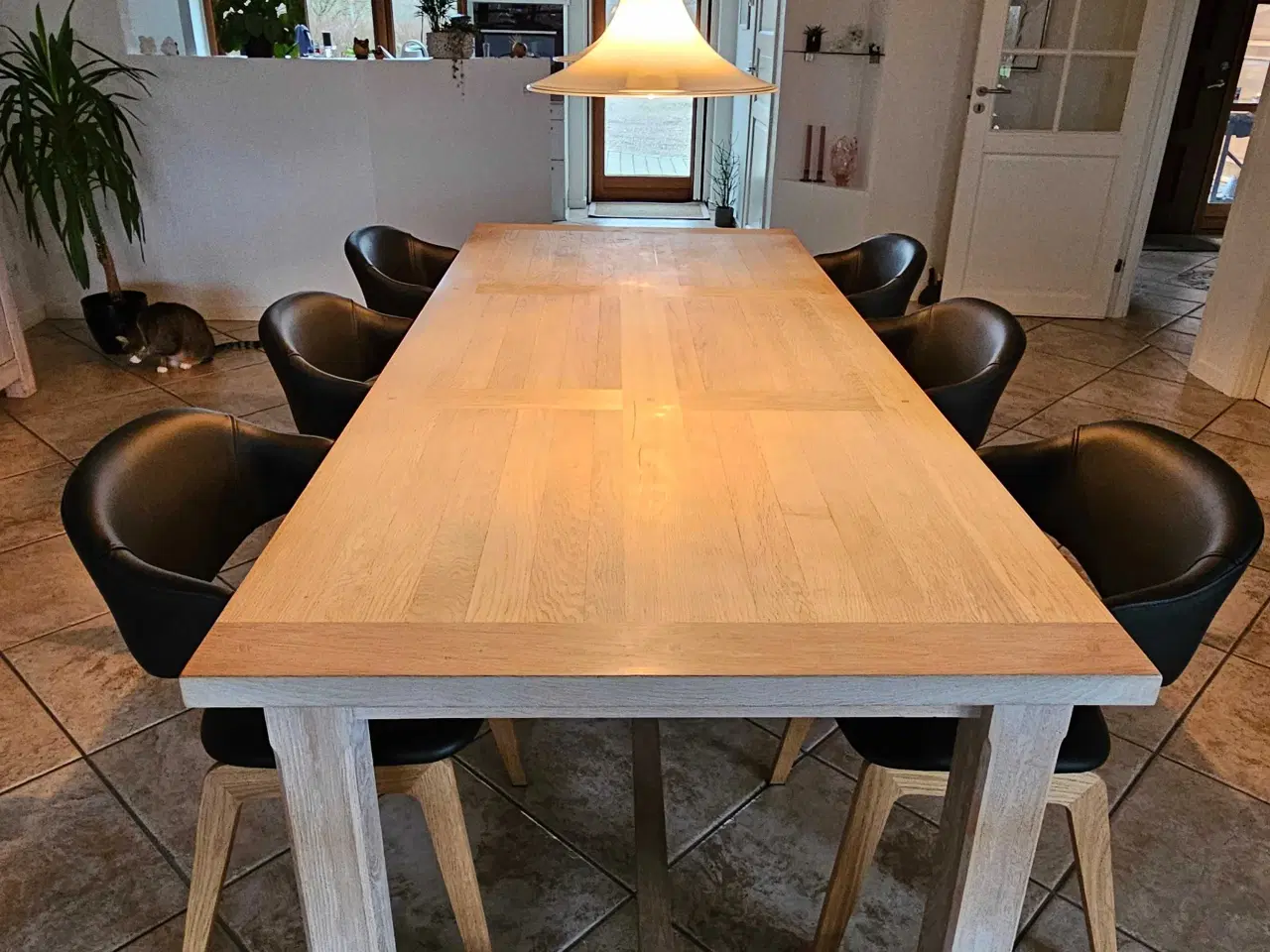 Billede 3 - Spisebord i eg med 2 tillægsplader 