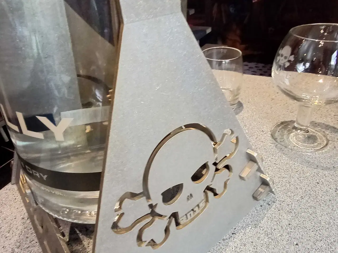 Billede 4 - Skully gin 4,5 l og glas