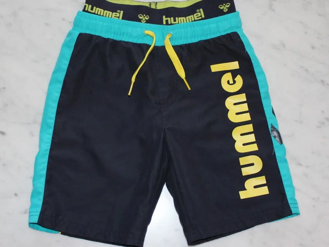 Billede 1 - Badeshorts Hummel str 6 år