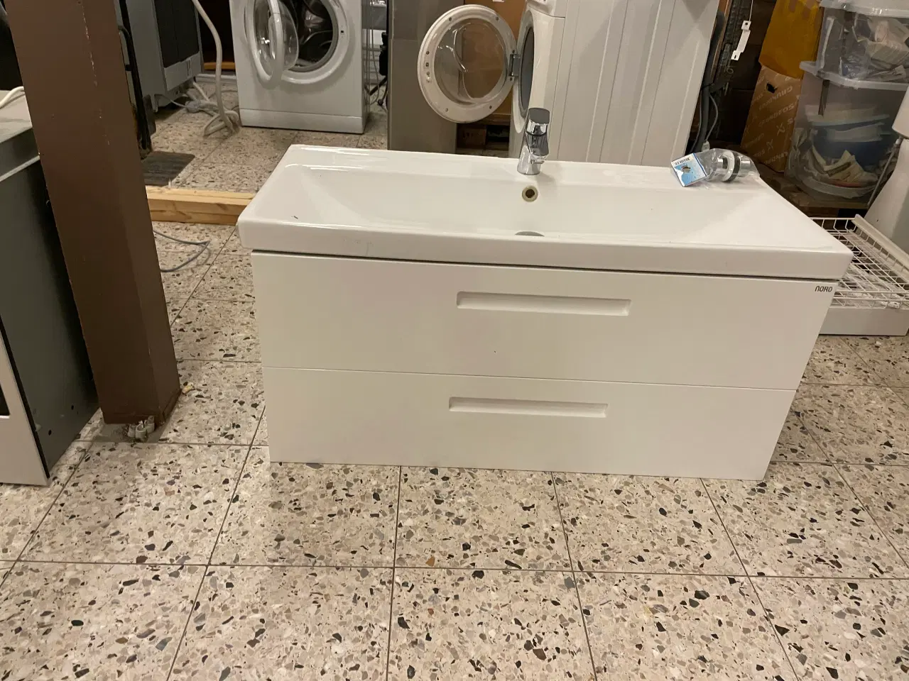 Billede 1 - Hvidt badeværelses møbel