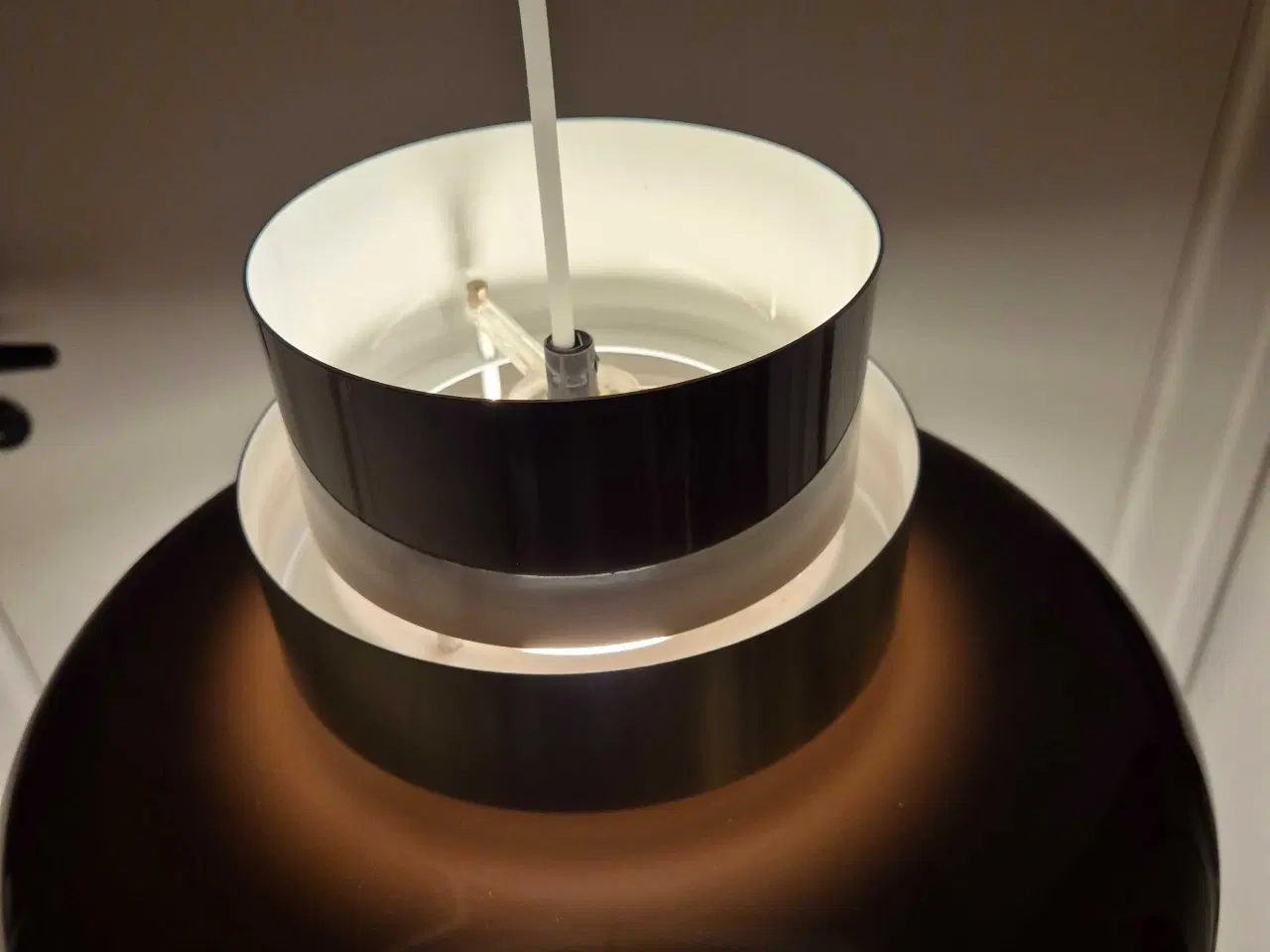Billede 19 - Chokoladebrun retrolampe med guldfarvet ring