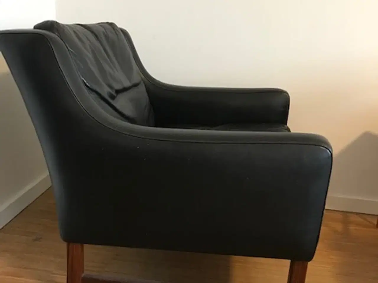 Billede 2 - Sofa + lænestol i sort læder 