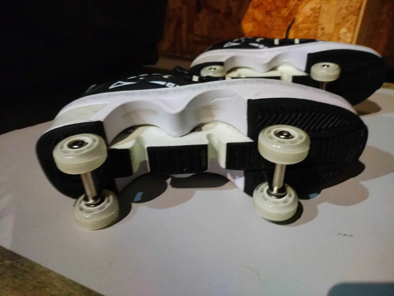 Billede 4 - Rulleskøjter og sko i et