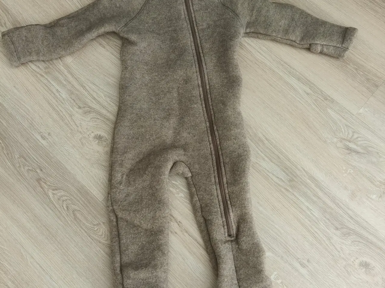 Billede 2 - (nyt) Soft Gallery Merino Ulddragt + Hue i 98/104