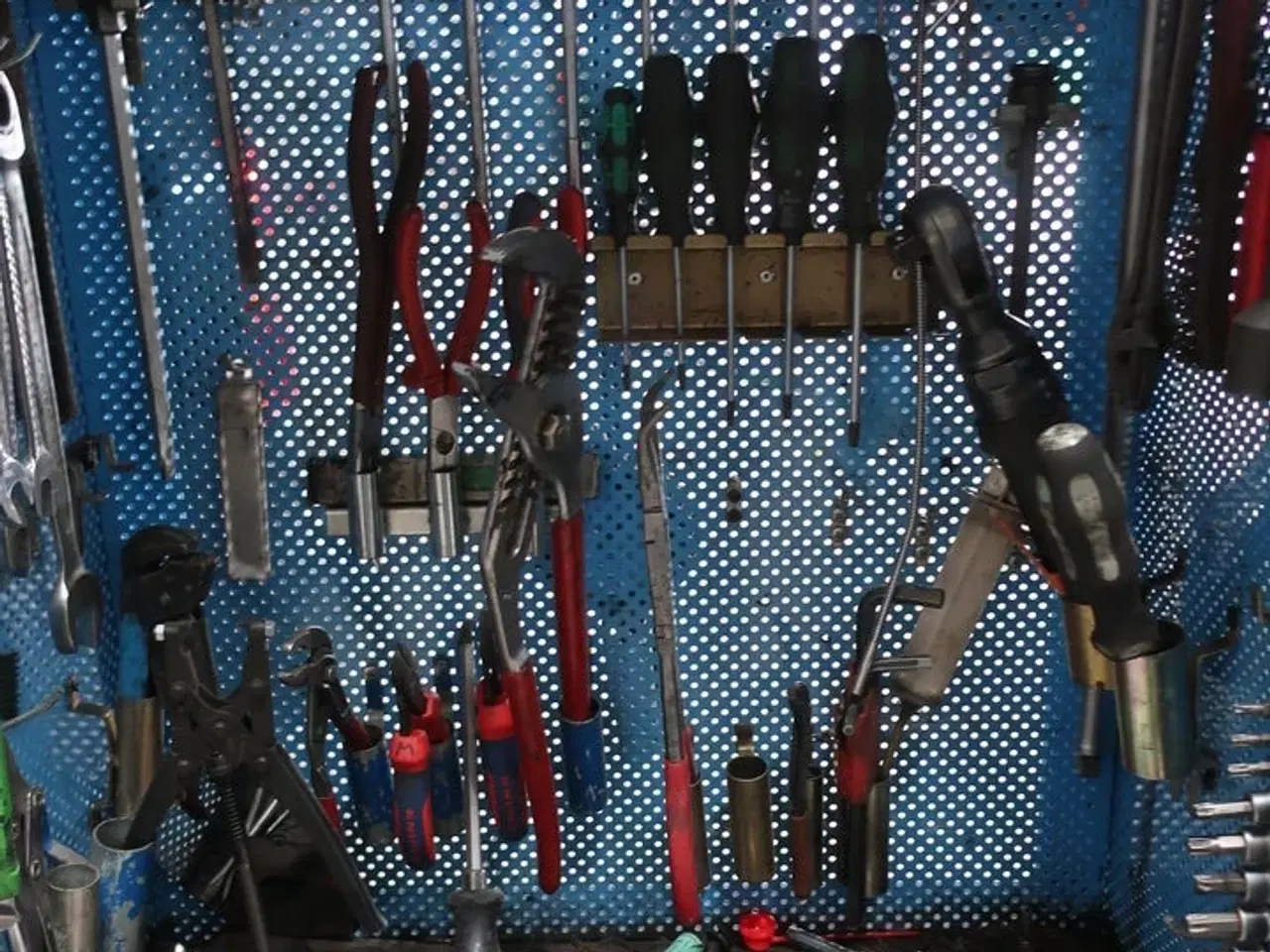 Billede 2 - Værktøjsskab med indhold