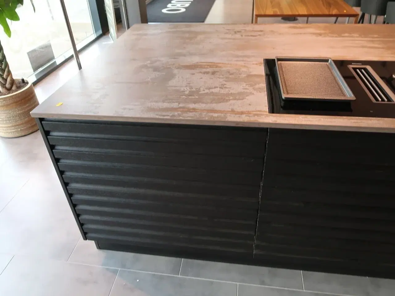 Billede 5 - Køkken AUBO Black Oak / Oak Line, Sort med armatur uden hårdehvidevarer