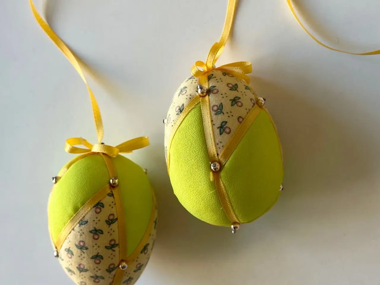 Billede 3 - Lille påskeæg, neongul m blomster, 2 stk samlet