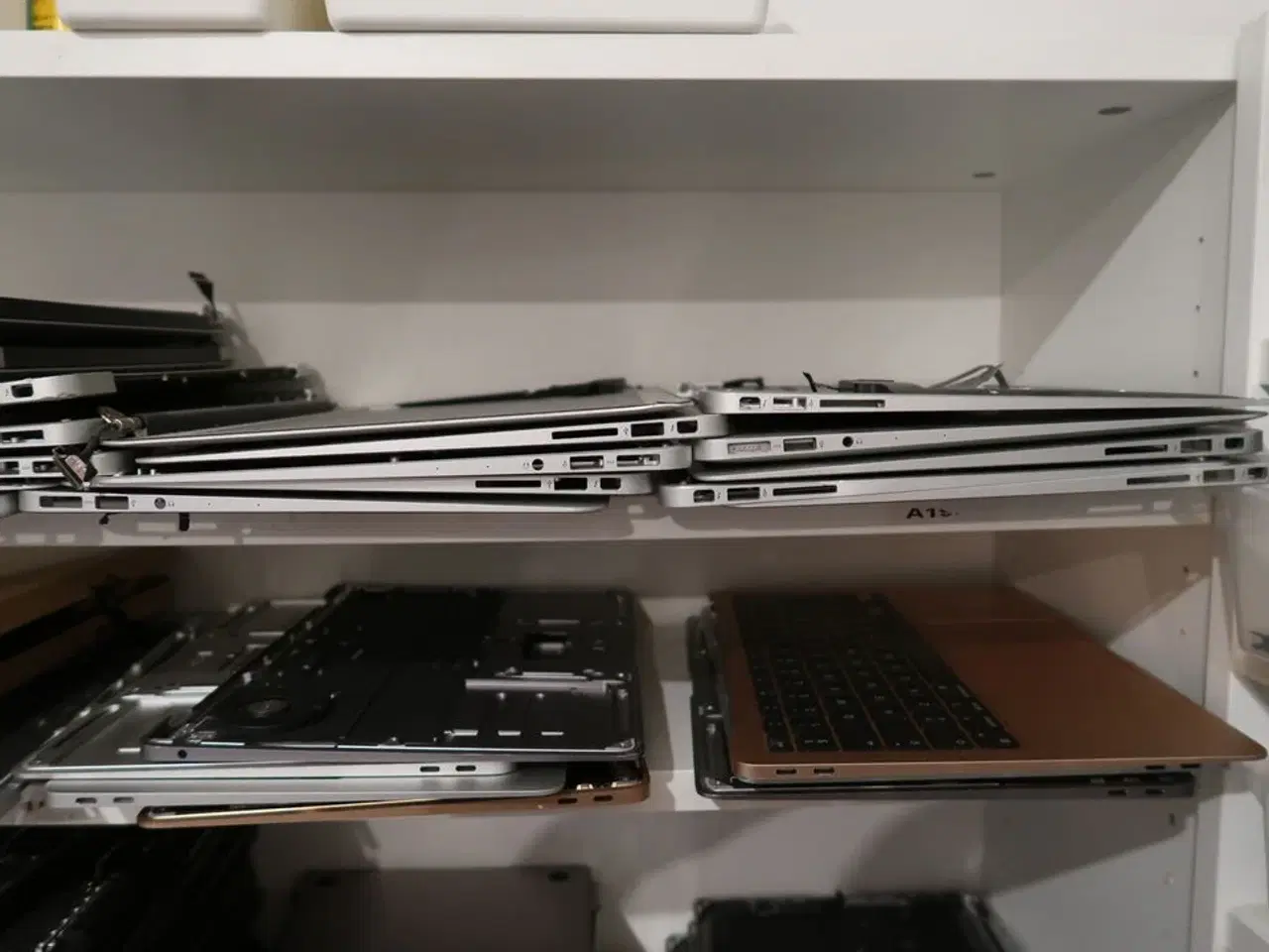 Billede 3 - Reol med MacBooks samt reservedele