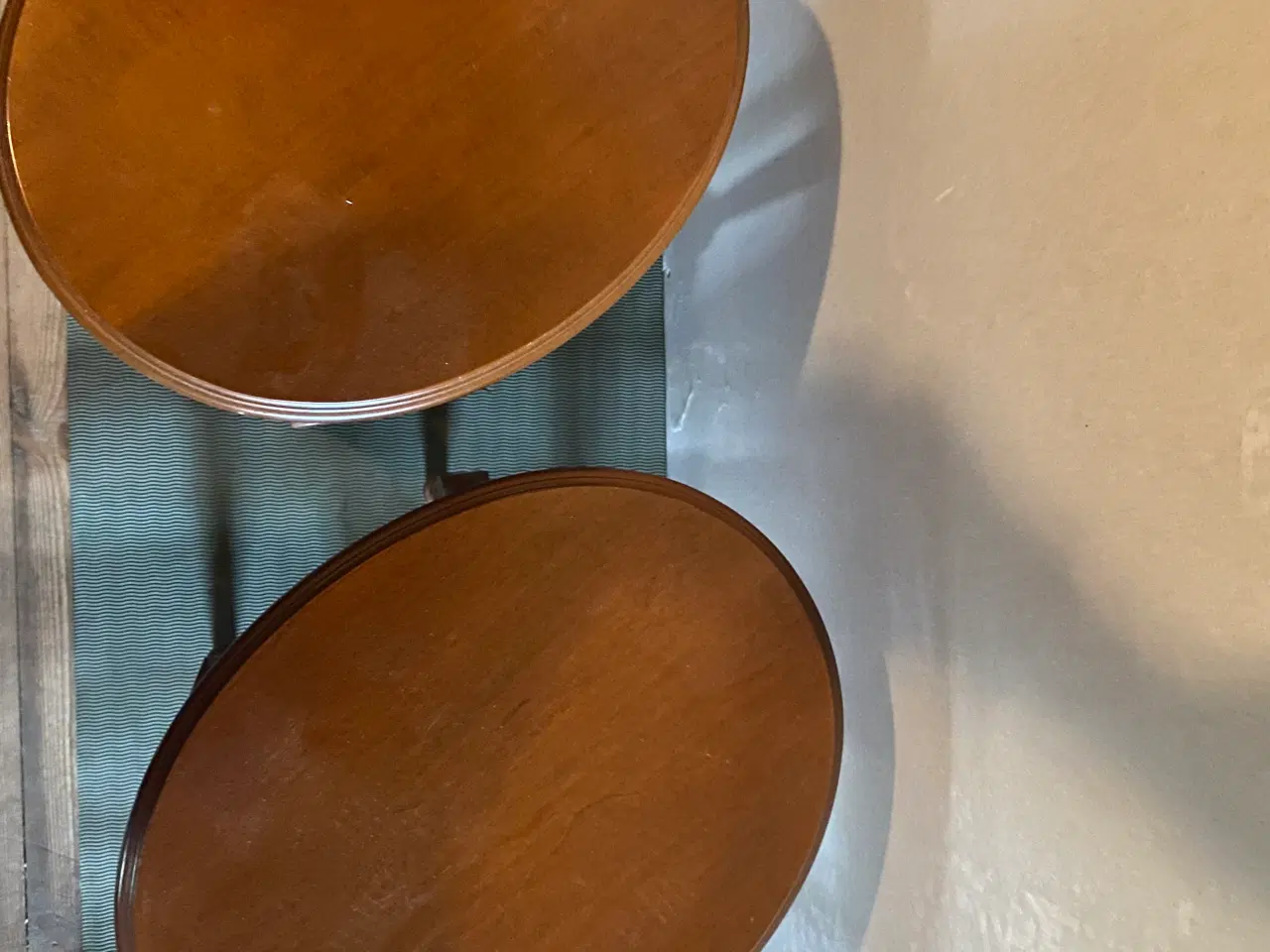 Billede 2 - 2 smukke mørke side/lampe/blomsterborde