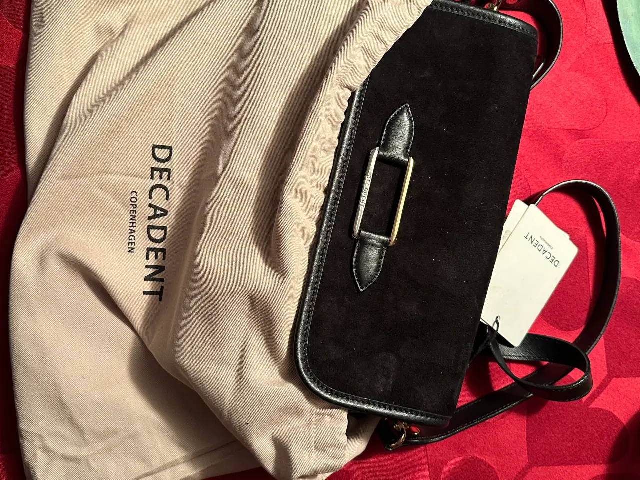 Billede 5 - Lækker Ruskind Clutch fra Decadent Copenhagen