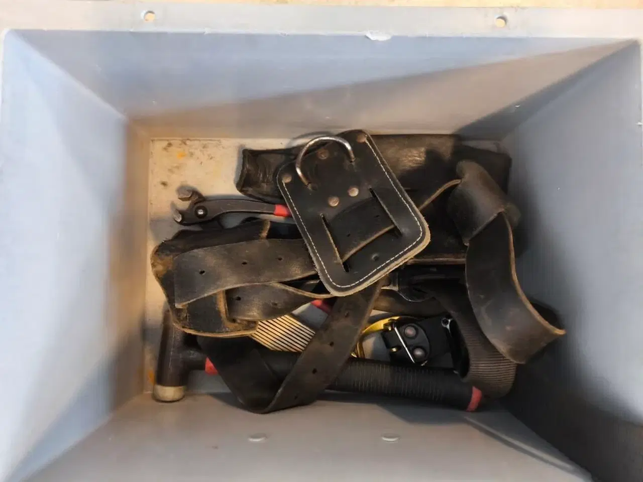 Billede 2 - Kasse m. sikringsgrej samt div.