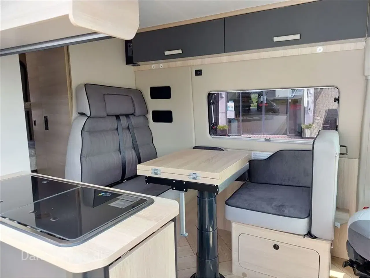 Billede 8 - 2025 - Chausson   Van som familiecamper med 5 selepladser, pop-up og masser af sovepladser på kun 5,99 cm længde.