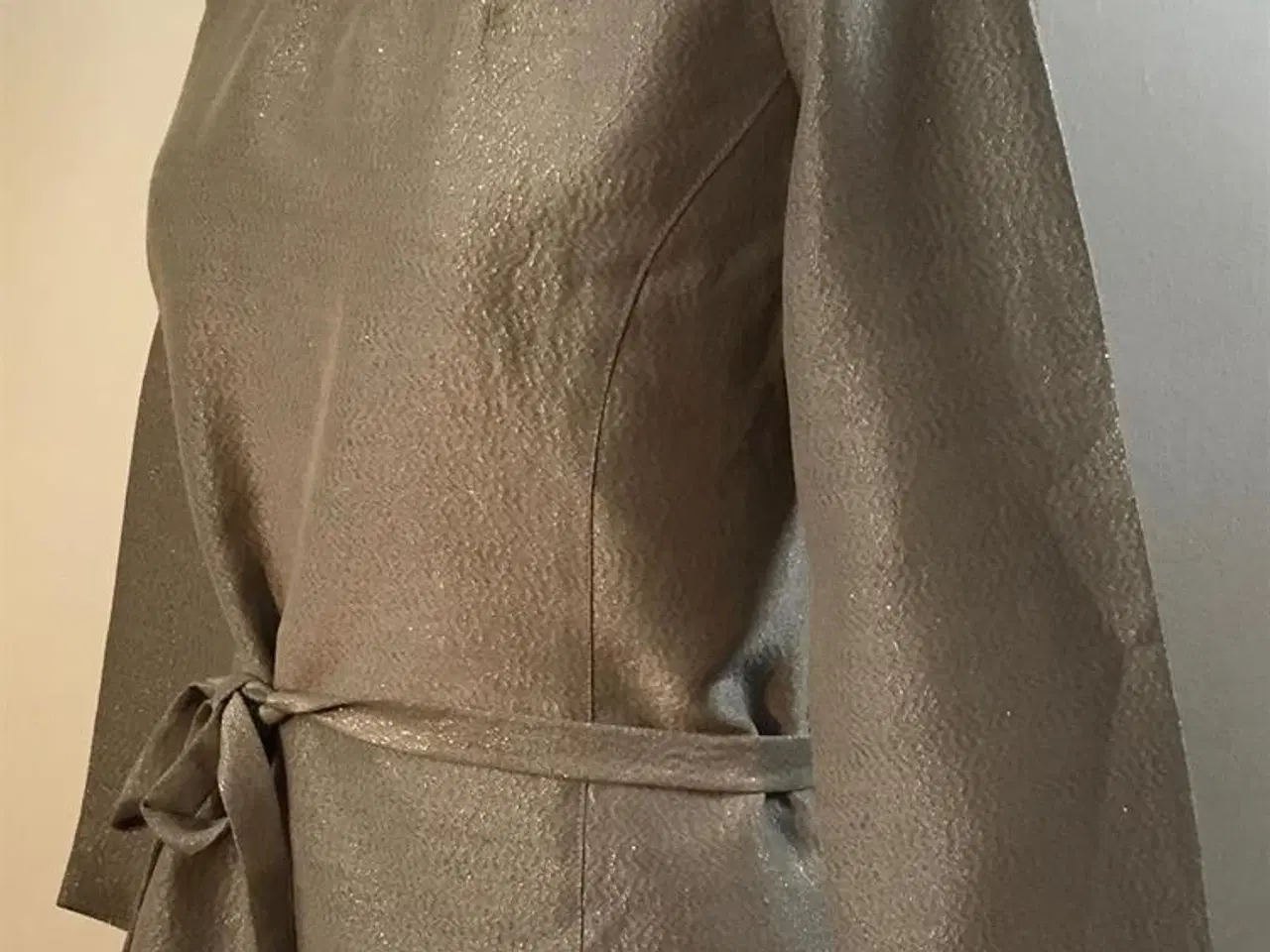 Billede 3 - Elegant bluse i grå med sølvnister og bånd i talje