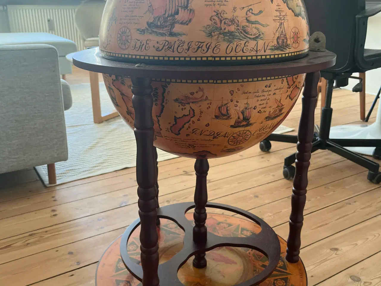 Billede 3 - Globus barskab