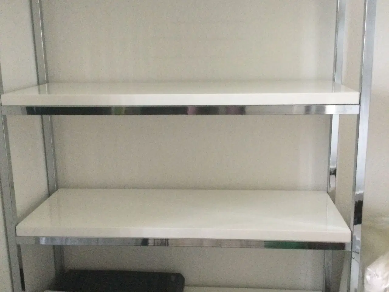 Billede 1 - Skrivebord i hvid højglans.