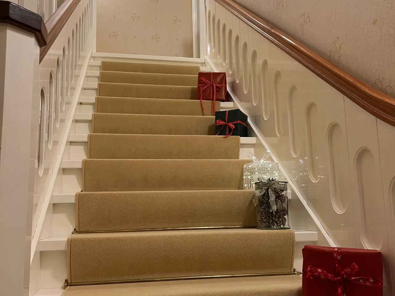 Billede 2 - Håndlavet snedker trappe i malet fyrtræ