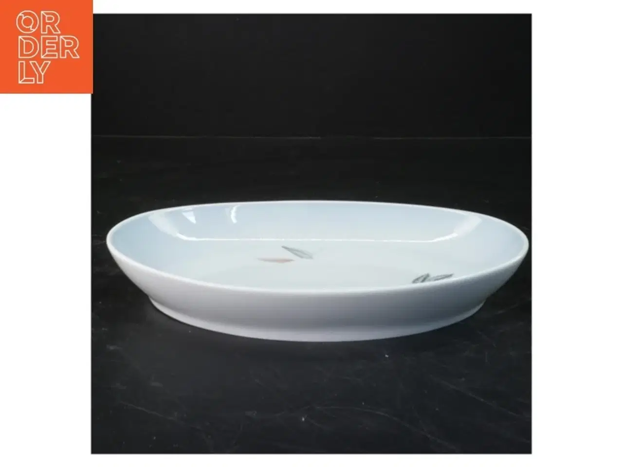 Billede 1 - Ovalt porcelænsfad med bladdesign fra B&G (str. 3x25x17 cm)