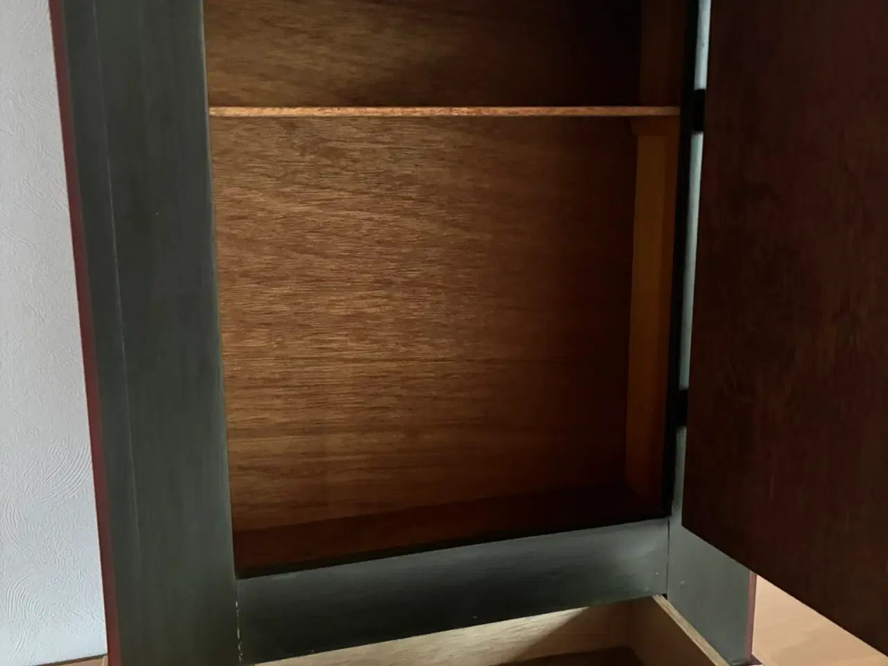 Billede 2 - Nydeligt ældre tobaksskab