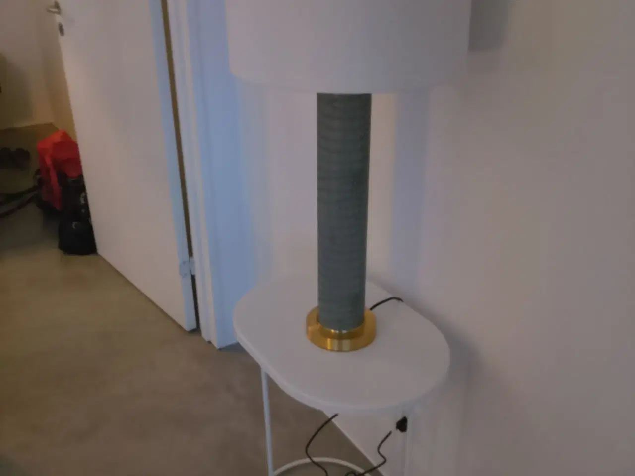 Billede 1 - 2 stk flotte bordlamper inkl borde. H: 76 cm