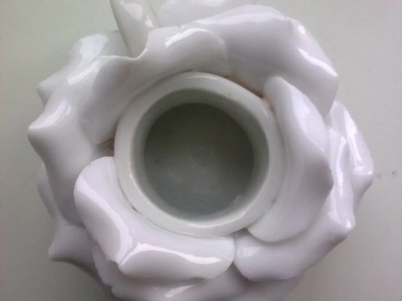 Billede 6 - Håndlavet porcelæn rose lysholder + 6 hvide roser