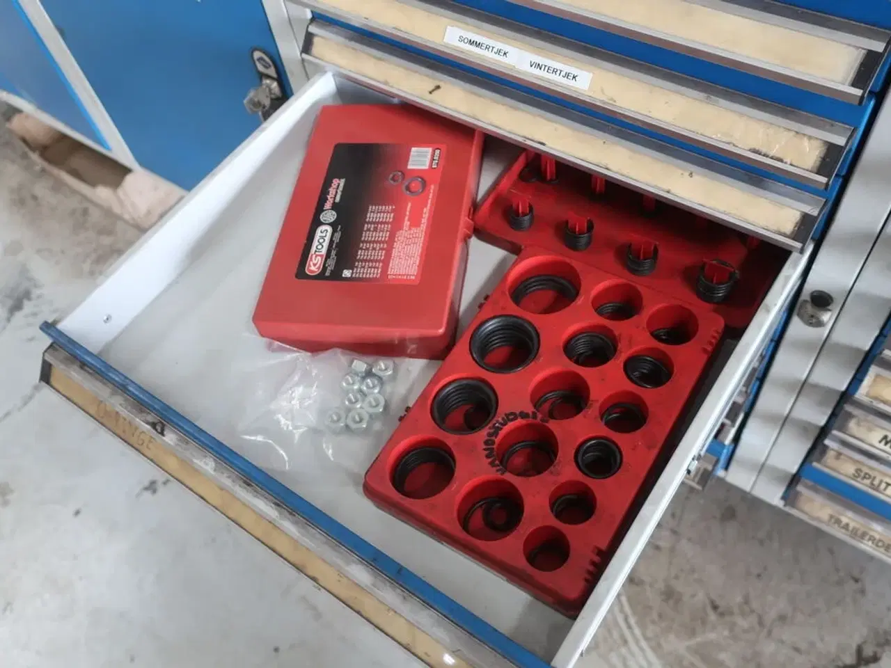 Billede 4 - Indhold i skabe