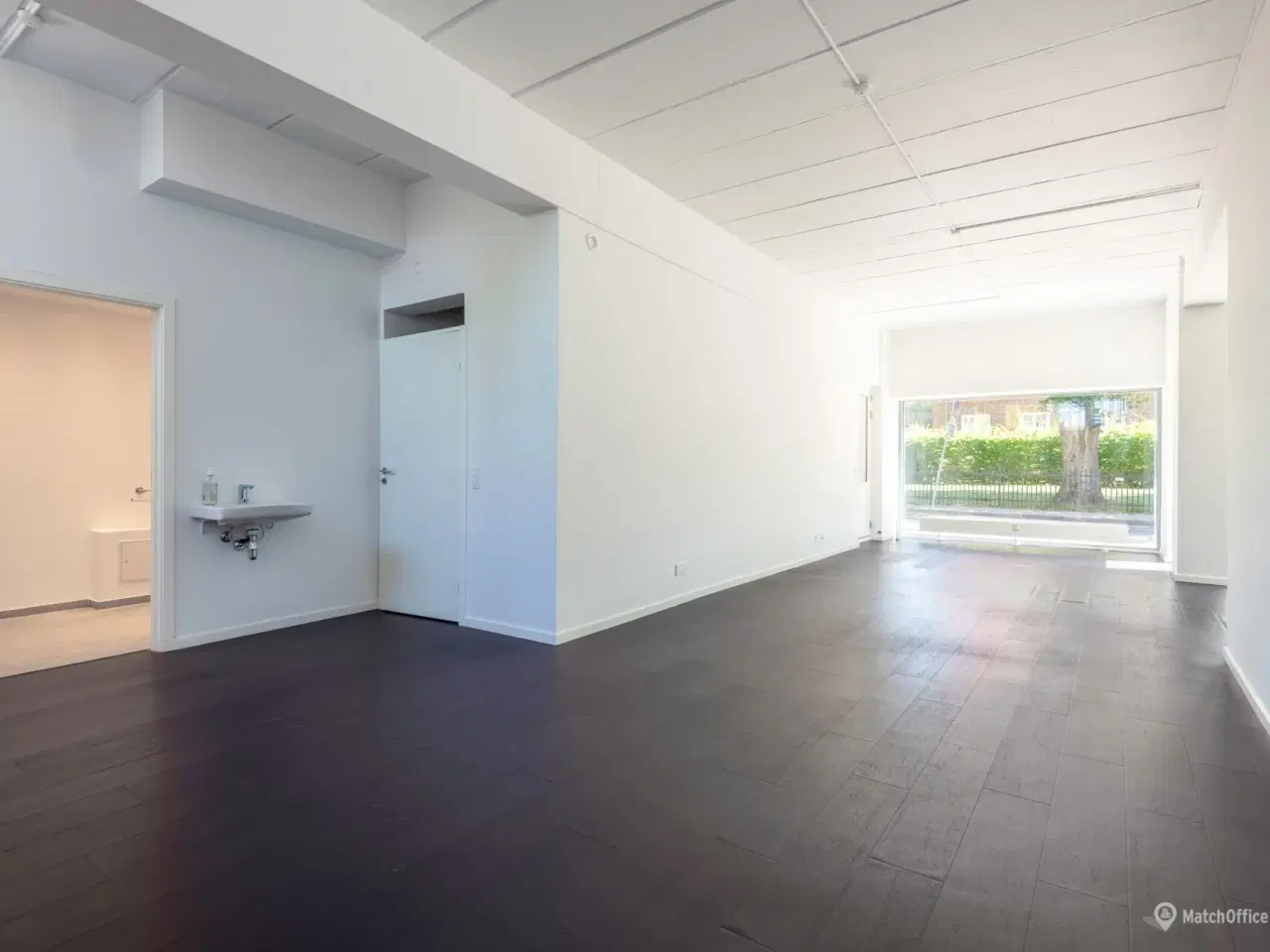 Billede 5 - Yderst central placering med store facadevinduer!