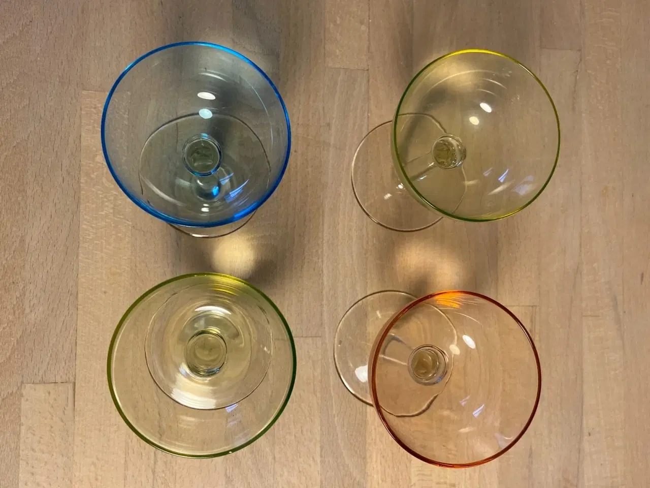 Billede 3 - 4 stk likørskåle i farvet glas