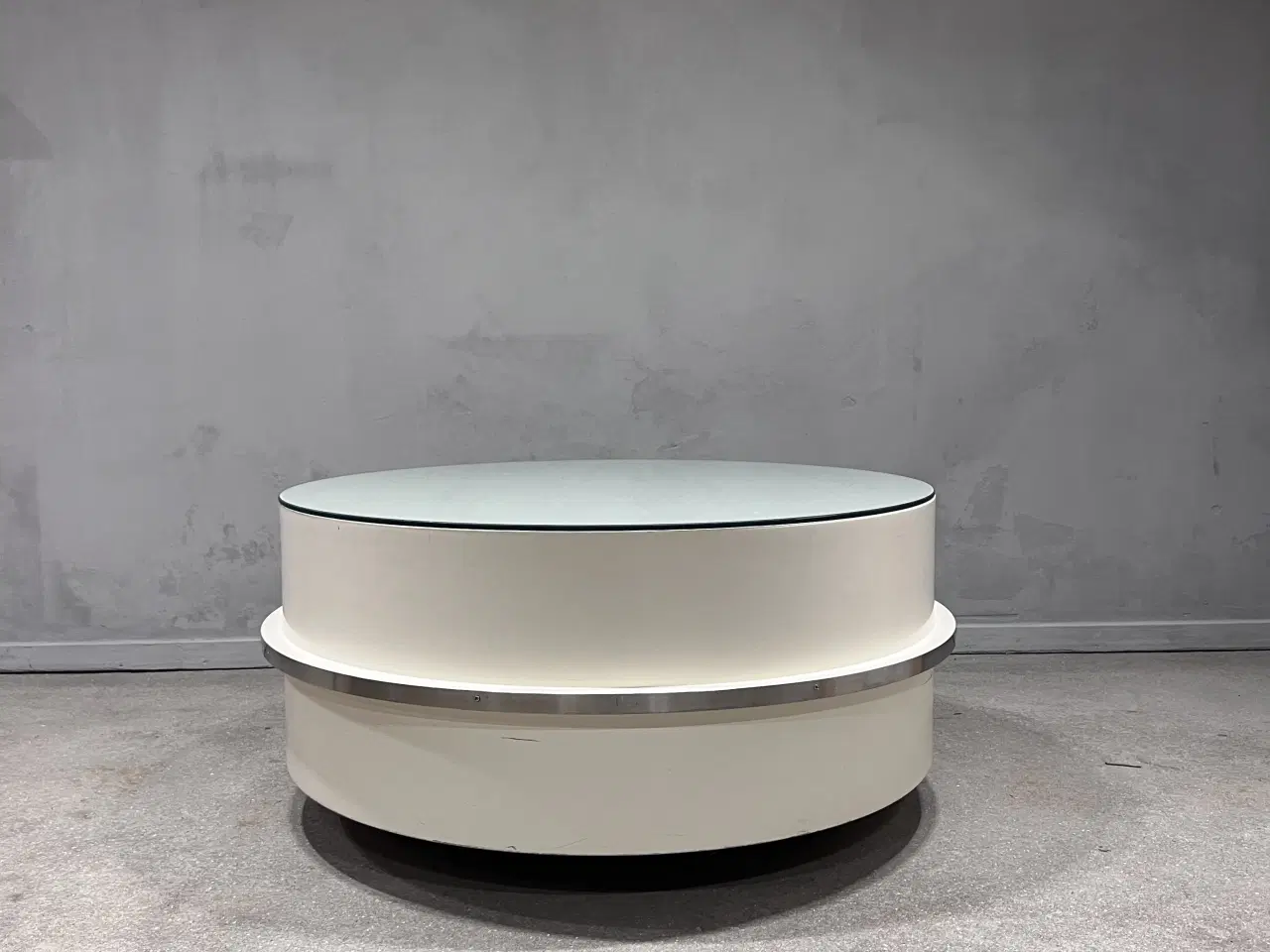 Billede 4 - Rundt display podie, rustfri stål kant, glas top