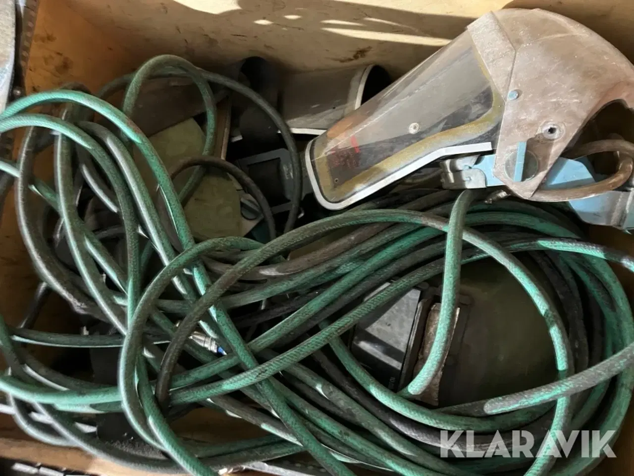 Billede 4 - Blandet lot - Plastikkæde, svejsemasker og hyldeknægte
