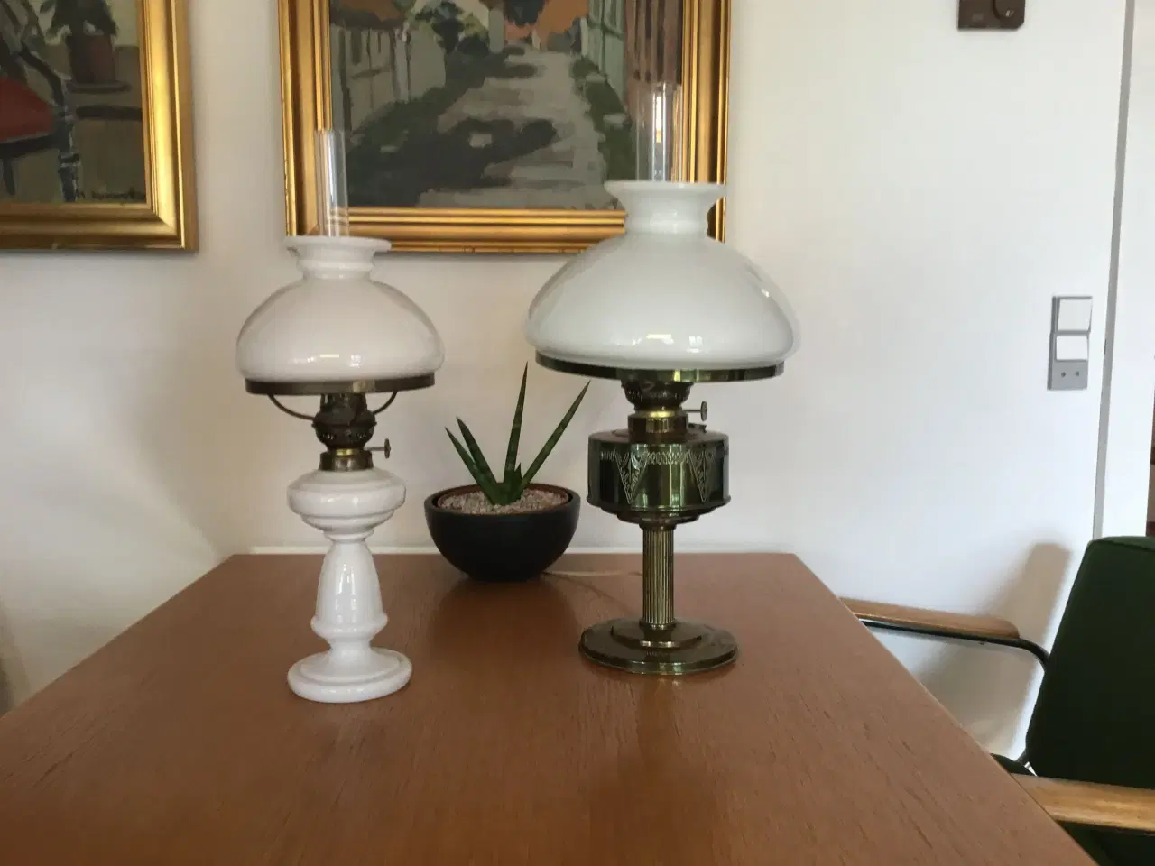 Billede 1 - Antikke mælkehvid petroleumslampe og messinglampe