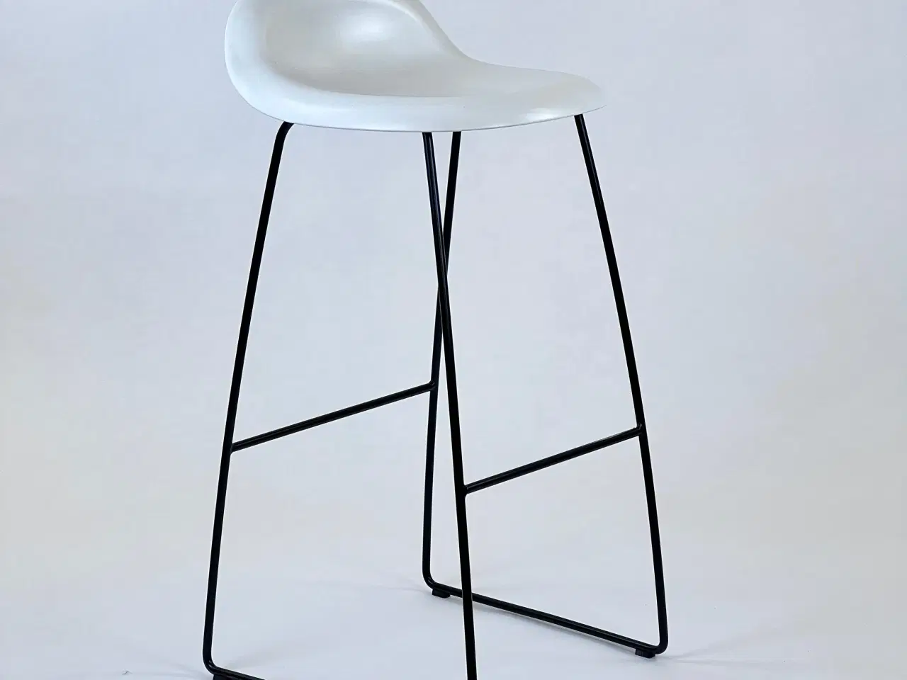 Billede 1 - GUBI 3D Bar Stool Barstol – Hvid med Sort Stel SH 75 cm