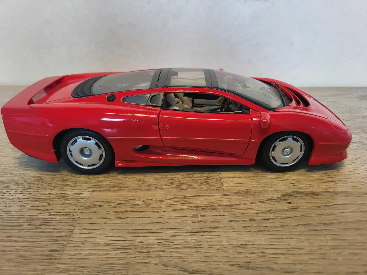 Billede 2 - Modelbil: JAGUAR XJ220 1992.  Skala 1/18.