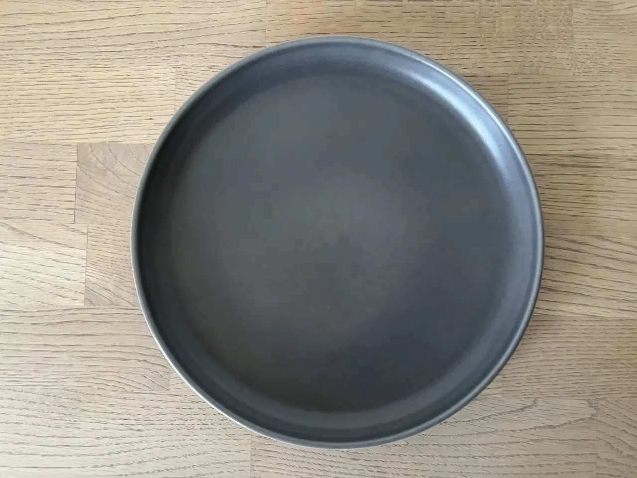 Billede 1 - Næsten ny - Grå Knabstrup tallerken - Ø: 22 cm