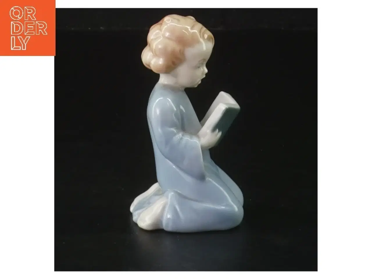 Billede 3 - Lille porcelænsfigur læsende barn (str. 9 cm)