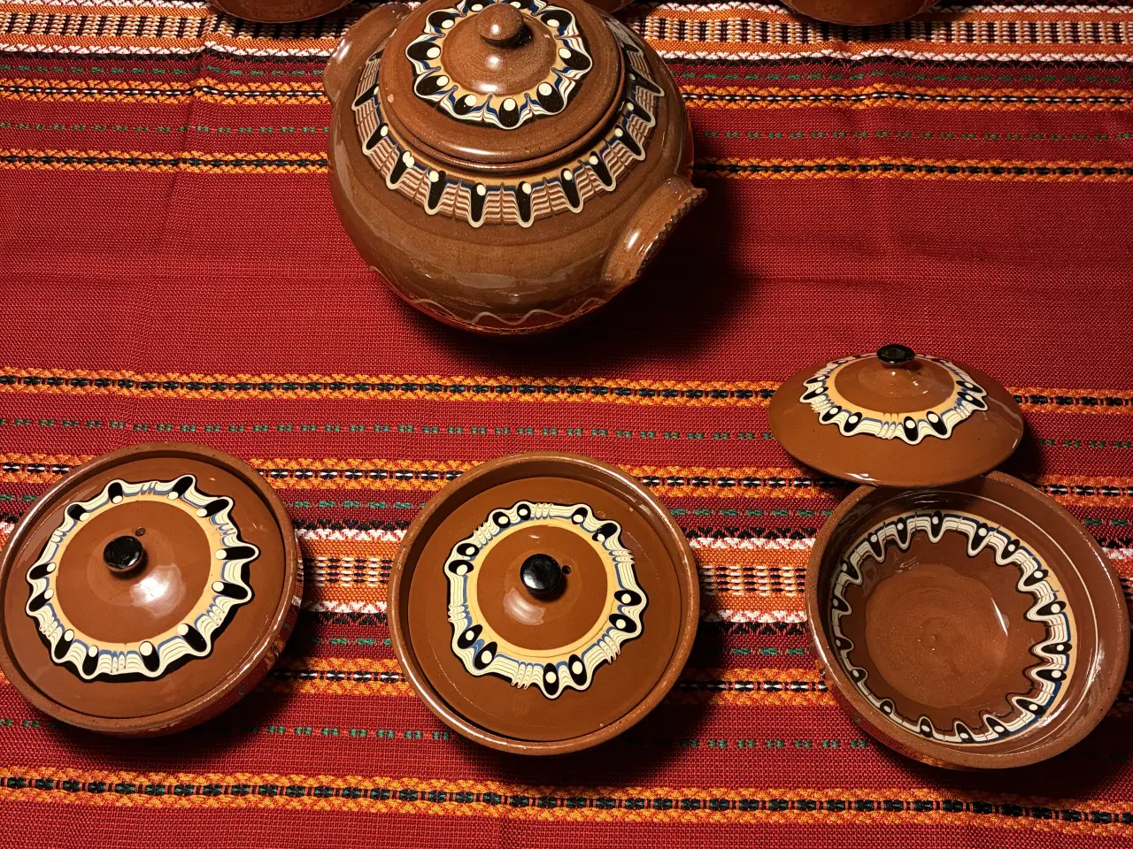 Billede 1 - Keramik terrin + 6 skåle med låg + dug.