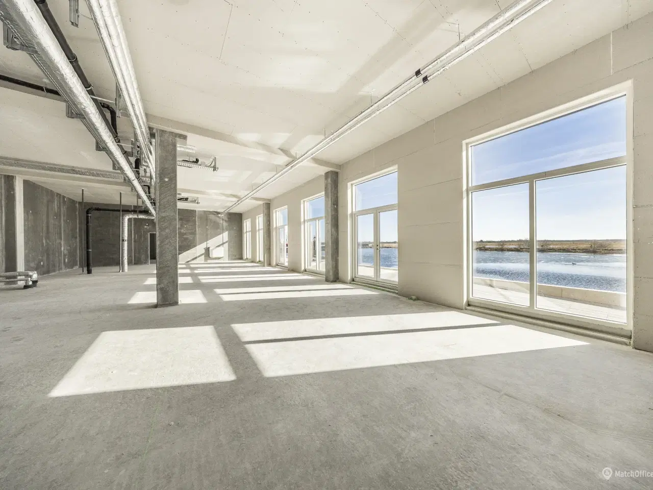 Billede 1 - 691 m² erhvervslejemål med skøn beliggenhed lige foran lille sø