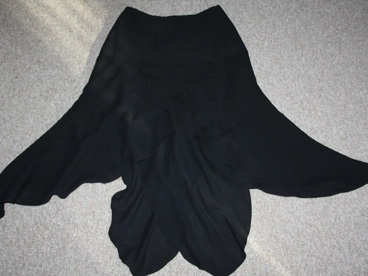 Billede 1 - Sort nederdel i polyester