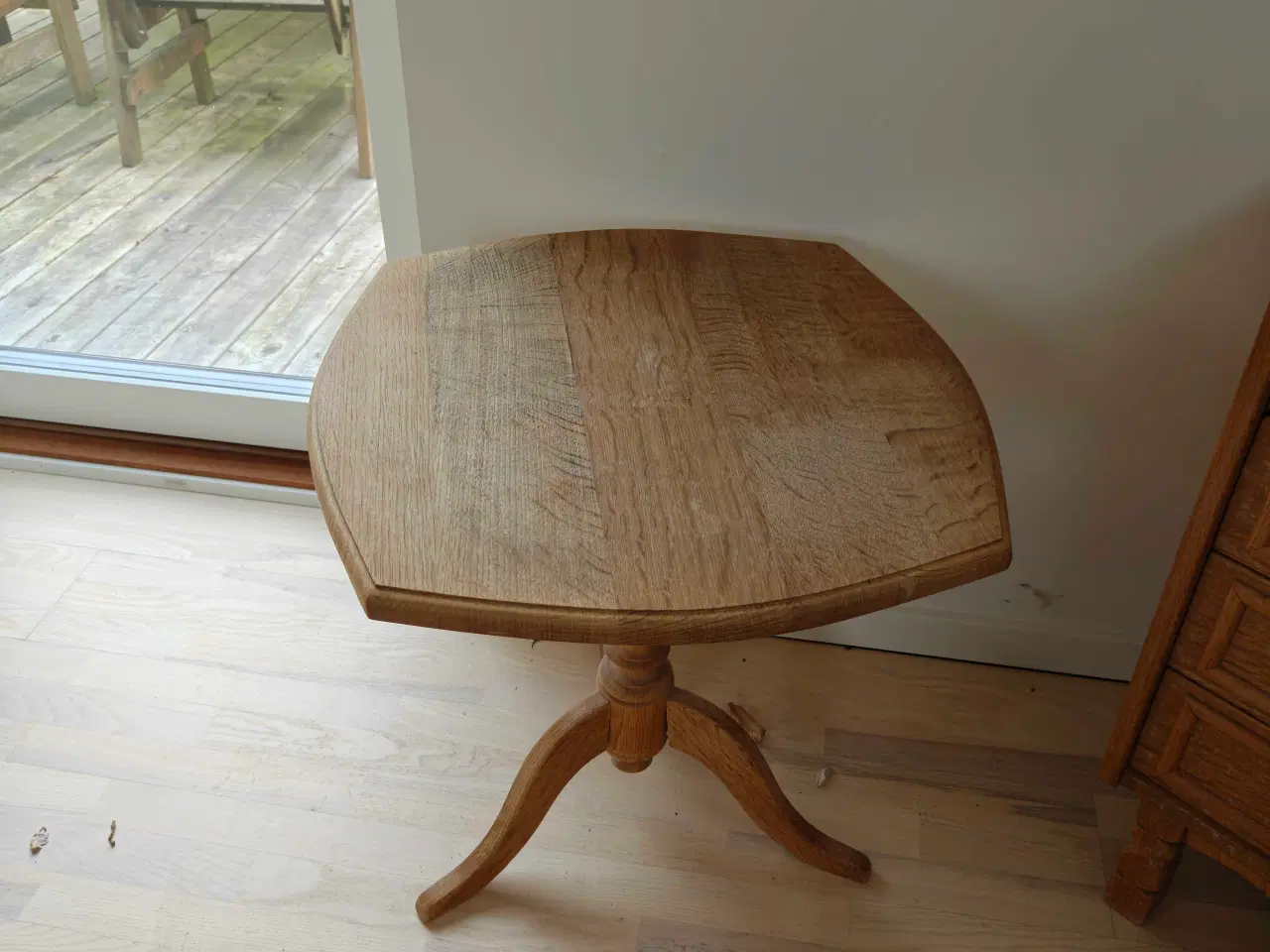 Billede 3 - Chartol, kommode, 3 mindre borde, m.m. i egetræ.