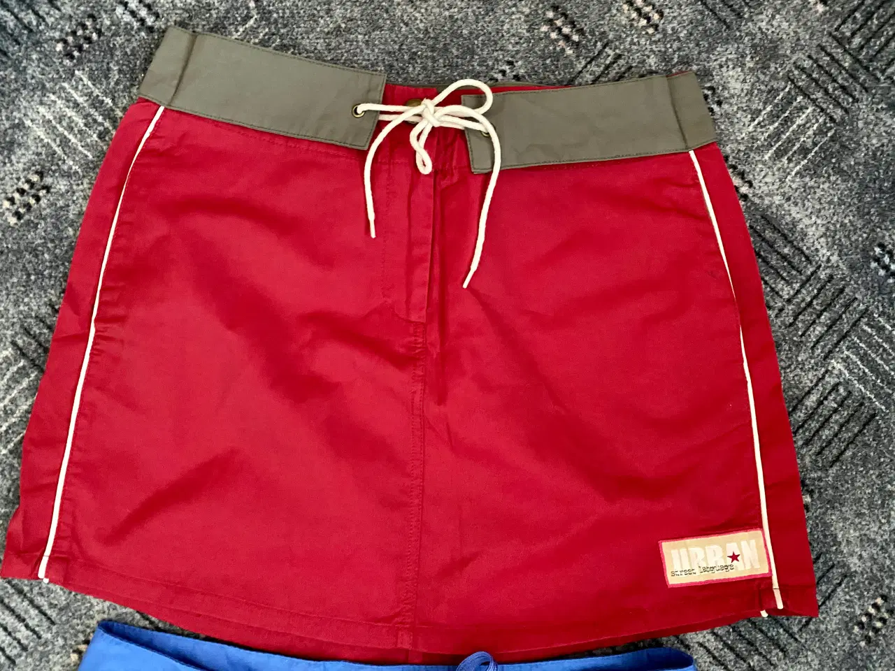 Billede 3 - Kort nederdel og shorts
