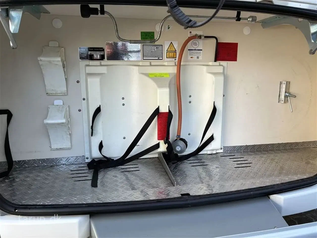 Billede 7 - 2014 - Fendt Bianco 465 SFB Fortelt: Isabella Sun Shine Plus m/ fronter, mover, cykelholder, rundsiddegruppe, tv-antenne, stort 135 l. køleskab, 3 gasblus,