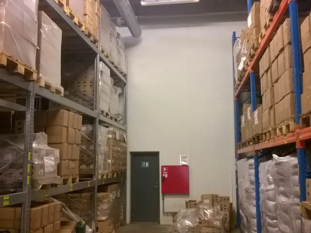 Billede 4 - Lagerbygning med porte og ramper udlejes