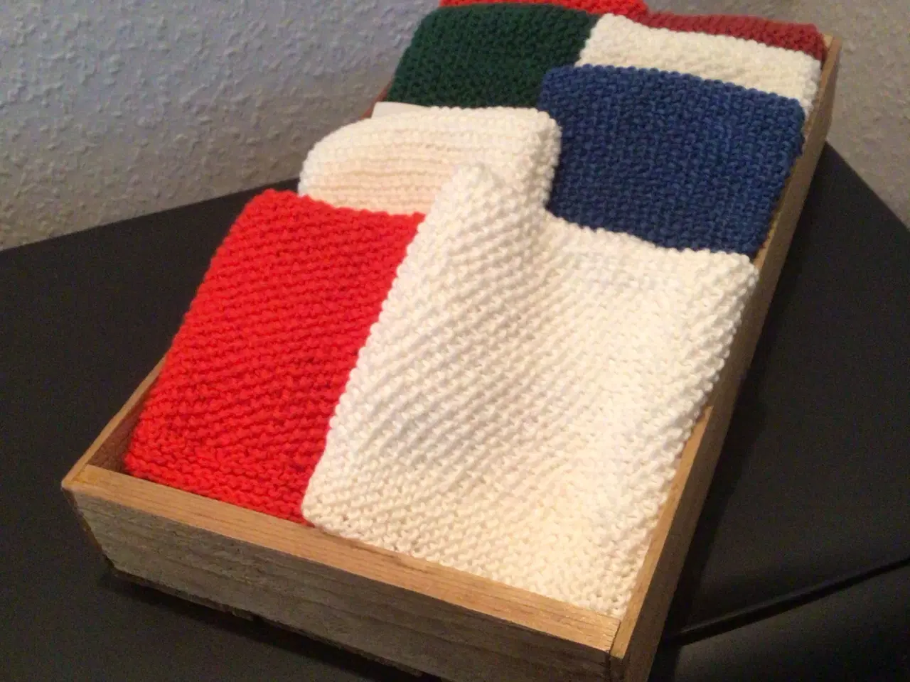 Billede 1 - Badeværelse deko.  8stk vaske klude og en trækasse