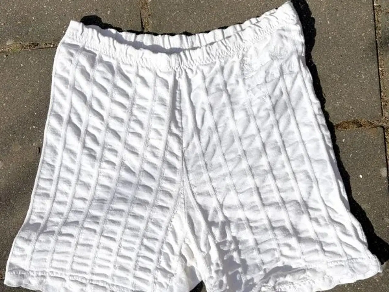 Billede 2 - Hotpants i hvid, strukturstribet bomuld