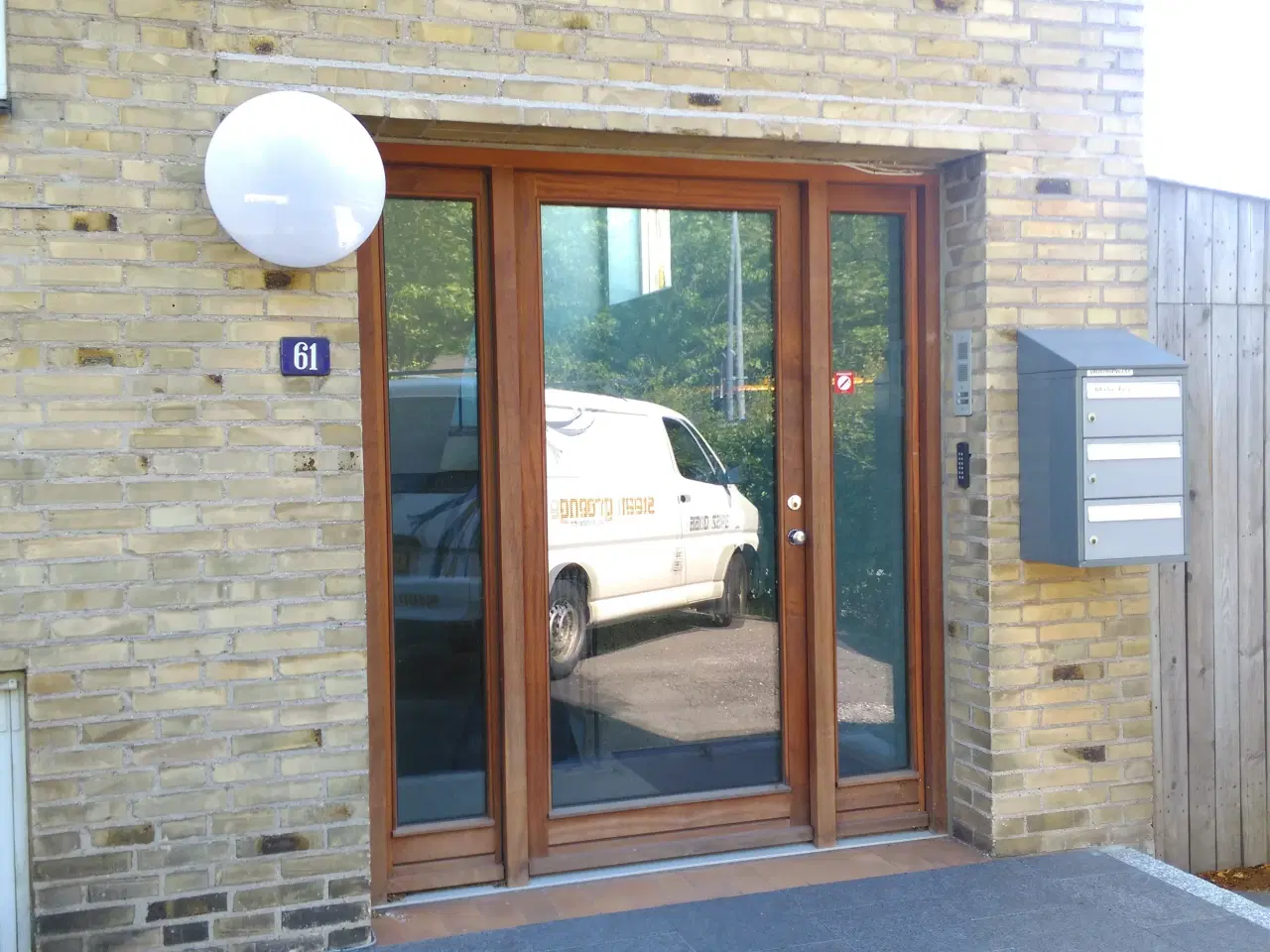 Billede 3 - Erhvervslokaler udlejes i meget synlig hjørne ejendom.