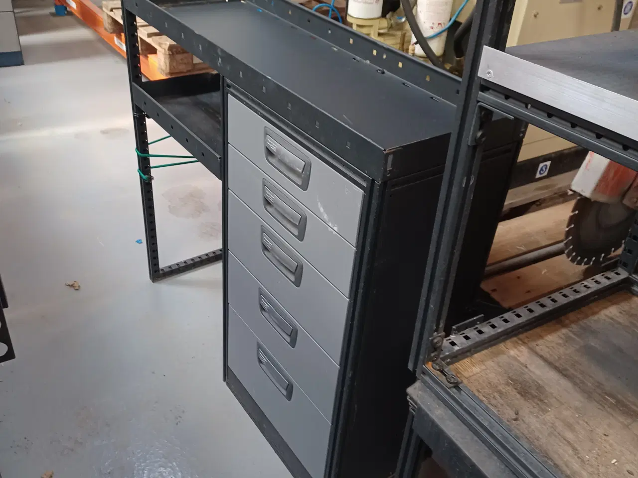 Billede 7 - varebil reoler på lageret