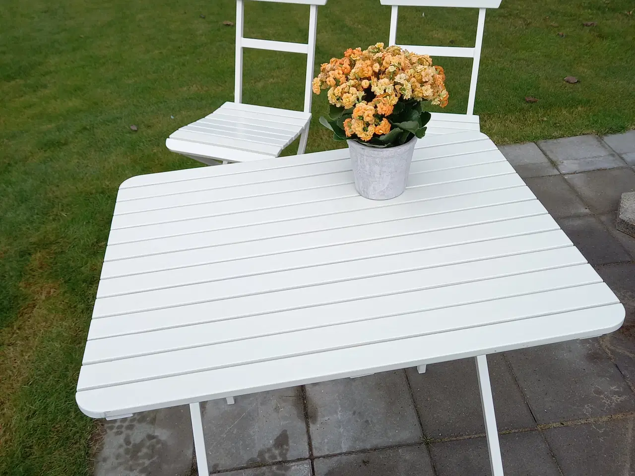Billede 3 - Hvidt bord+2 hvide stole sammenklappelige