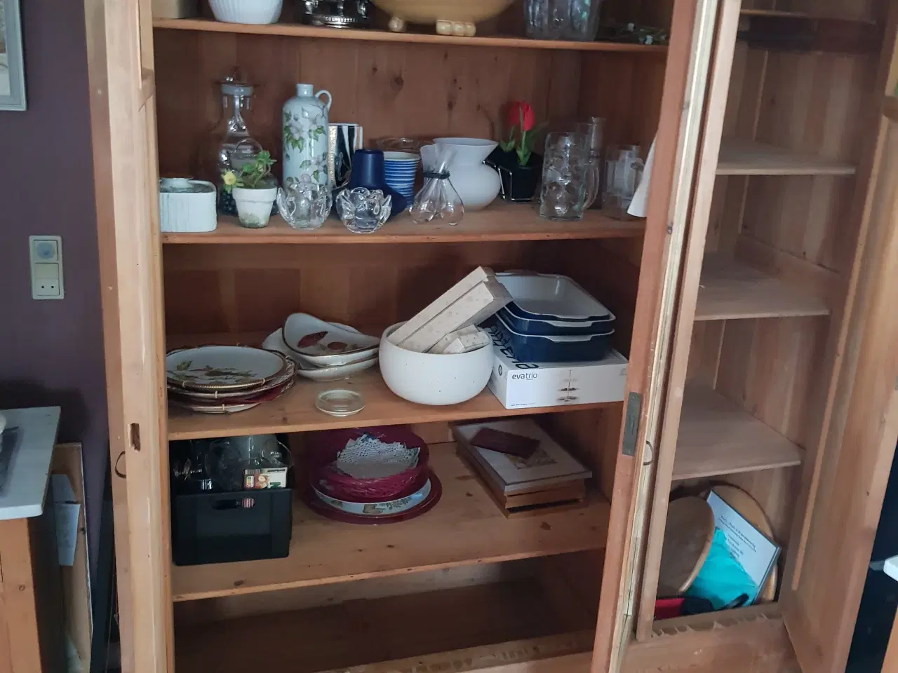 Billede 1 - Afsyret antik skab. Cirka 1920.